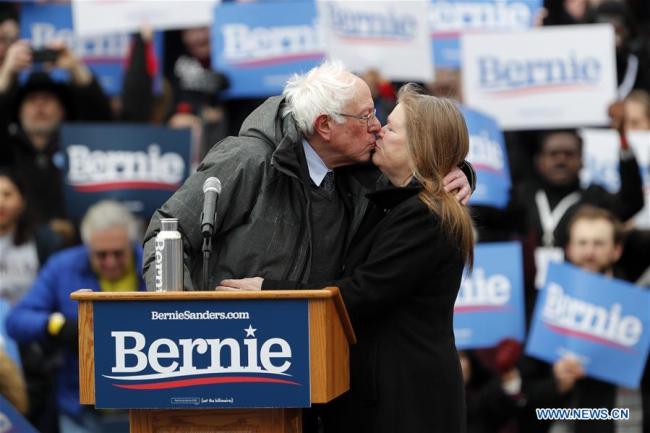 U.S. Senator Bernie Sanders kisses his wife during his first presidential campaign rally in Brooklyn College, New York, the United States, March 2, 2019. [Photo: Xinhua]