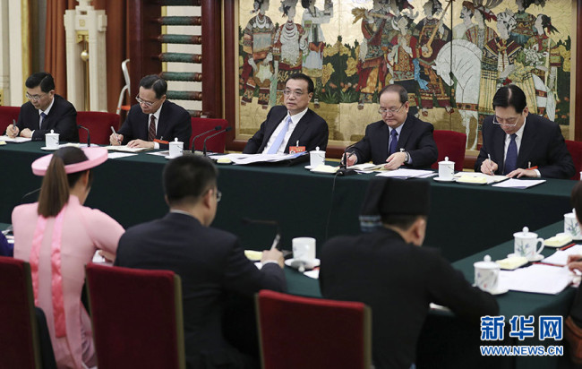 Chinese Premier Li Keqiang, also a member of the Standing Committee of the Political Bureau of the Communist Party of China (CPC) Central Committee, joins panel discussions by deputies from Guangxi Zhuang Autonomous Region at the second session of the 13th National People's Congress in Beijing, capital of China, March 6, 2019. [Photo: Xinhua]