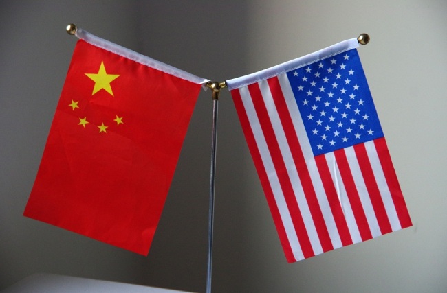 National flags of China and the United States. [Photo: IC]