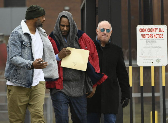 Singer R. Kelly center, walks with his attorney Steve Greenberg right, and an unidentified man left, who gave him a ride after being released from Cook County Jail, March 9, 2019, in Chicago. [Photo: AP/Paul Beaty]
