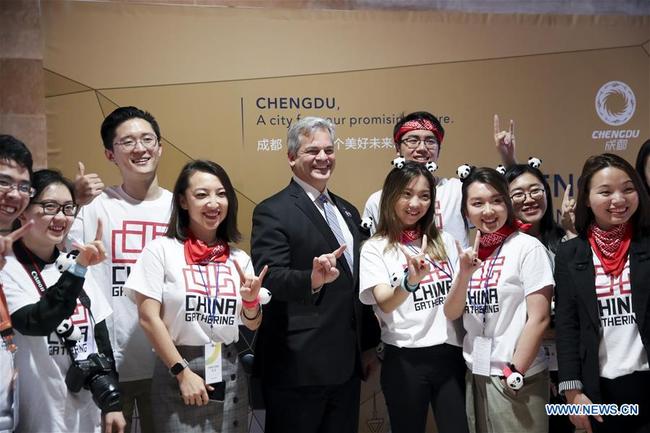 Steve Adler (C), mayor of Austin, U.S. state of Texas, poses for a photo with volunteers and working staff at an event promoting southwest China's city of Chengdu in the southern U.S. city of Austin, March 8, 2019. [Photo: Xinhua]