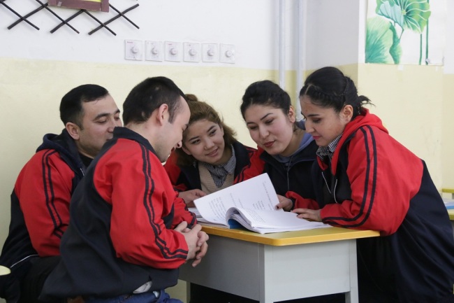Nurbiya Yunisi (1st R) and her classmates at the Xinjiang Kashgar Vocational Education and Training Center. [Photo: China Plus/ Du Junshuai]