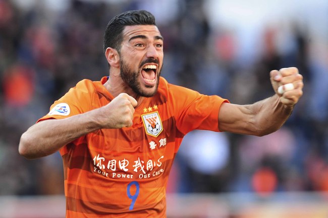 Graziano Pelle celebrates after scoring the equalizer for Shandong Luneng as the home team hold the defending champions Kashima Antlers to a 2-2 draw in the AFC Champions League group stages in Jinan, Shandong on Mar 12, 2019. [Photo: IC] 