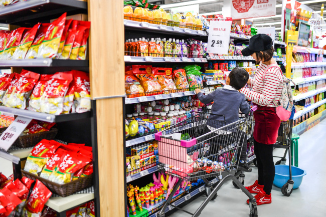 Customers shop at a supermarket in Beijing on November 24, 2018. [File photo: IC]