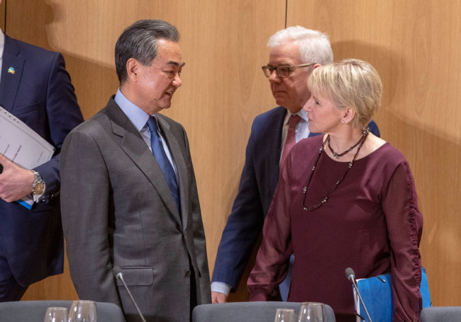 Chinese State Councilor and Foreign Minister Wang Yi (L) meets with foreign ministers from the 28 EU member states in Brussels on March 18, 2019. [Photo: fmprc.gov.cn]