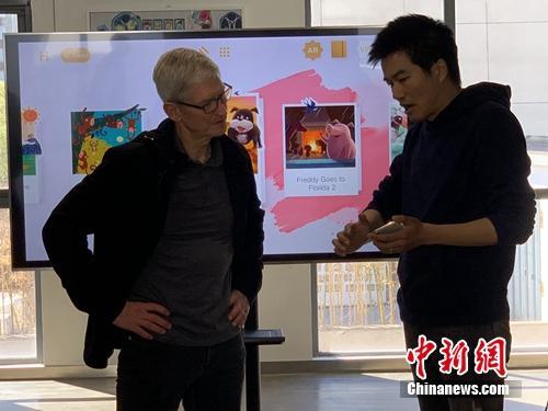 Apple CEO Tim Cook visits Hongen Education during his visit to Beijing on Friday, March 22, 2019. [Photo: Chinanews.com]