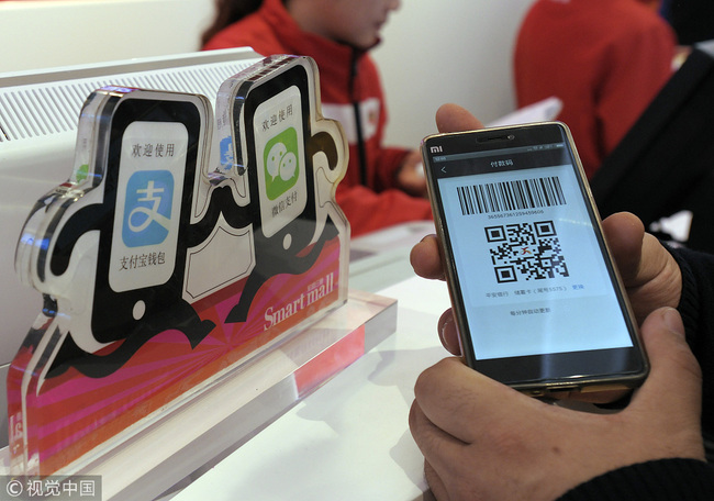 Signs accepting WeChat Pay and AliPay are displayed at a shop in Nanjing, Jiangsu Province. [File Photo: VCG]