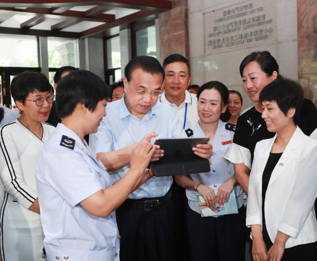 Chinese Premier Li Keqiang visits a local high-tech company in a tour to south China's Hainan Province during the ongoing Boao Forum for Asia annual conference on Wednesday, March 27, 2019. [Photo: gov.cn]