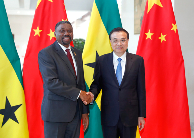 Chinese Premier Li Keqiang (R) meets with Sao Tome and Principe Prime Minister Jorge Bom Jesus in Boao, Hainan Province on Wednesday, March 27, 2019. [Photo: gov.cn]