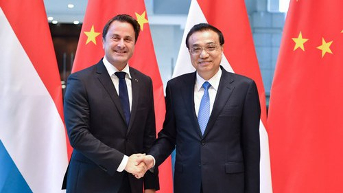 Chinese Premier Li Keqiang (R) shakes hand with Luxembourg Prime Minister Xavier Bettel (L) at the Boao Forum for Asia, March 27, 2019. [Photo: Ministry of Foreign Affairs]