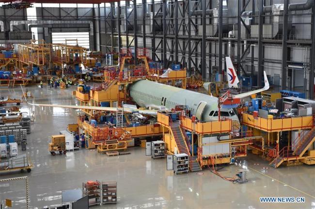 Photo taken on Sept. 27, 2018 shows staff members working at Airbus' Tianjin final assembly line for the A320-family of jets in north China's Tianjin. [Photo: Xinhua/Li Ran]