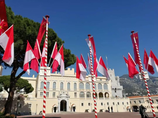 The national flags of China and Monaco in front of the Royal Palace in Monaco on Sunday, March 24, 2019. [Photo: Xinhua]