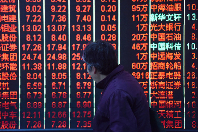 An investor at a stock market in Hangzhou, east China's Zhejiang Province. [Photo: Xinhua/Long Wei]