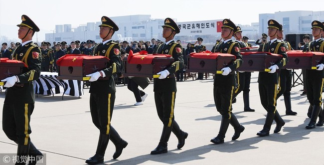 Chinese soldiers carry caskets containing the remains of Chinese soldiers killed in the 1950-53 Korean War during a handover ceremony at the Incheon International Airport, South Korea, April 3, 2019. It is the sixth batch of remains of Chinese soldiers returned following a handover agreement signed by the two countries. [Photo: VCG]