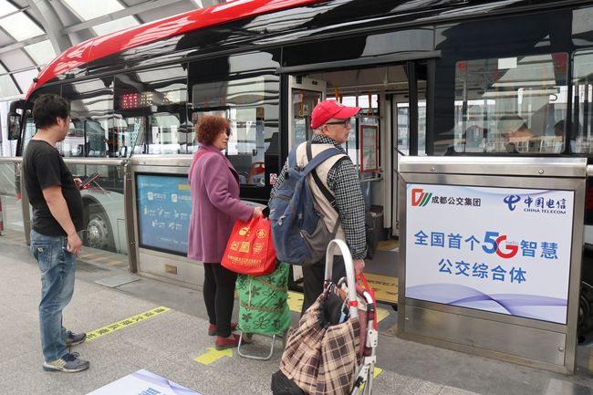 Passengers waiting at a platform at the newly completed Jinsha transportation hub in Chengdu, Sichuan Province on Thursday, April 4, 2019. [Photo: IC]