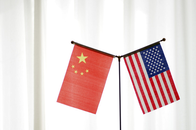 National flags of China and the US. [Photo: VCG]