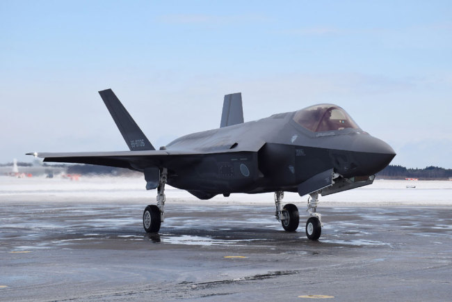 This picture taken on January 26, 2018 shows an F-35A stealth fighter jet of Japan's Self-Defence Forces at Misawa airport in Aomori prefecture. [File photo: JIJI PRESS / AFP]