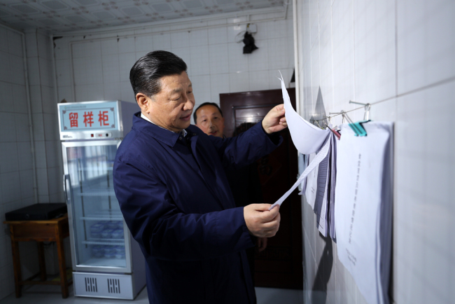 Chinese President Xi Jinping learns about a mechanism requiring school officials to dine with students at a primary school in Zhongyi Township of Shizhu Tujia Autonomous County, southwest China's Chongqing, April 15, 2019. [Photo: Xinhua]
