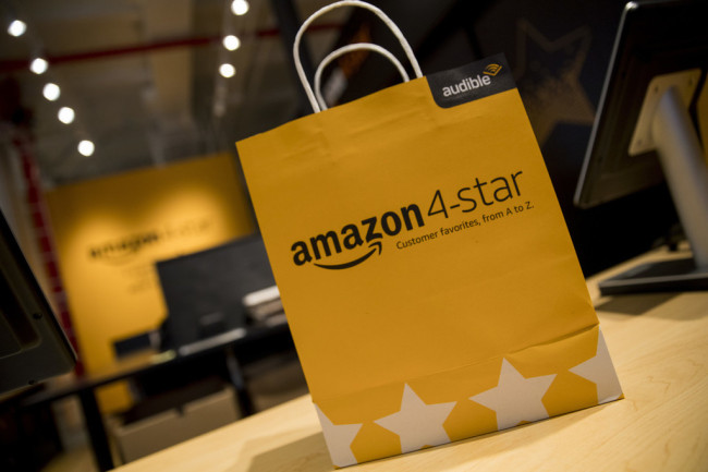 A shopping bag with the Amazon 4-star logo is seen in a store in the Soho neighborhood of Manhattan, the United States, on Thursday, Sept. 27, 2018. [File Photo: IC]