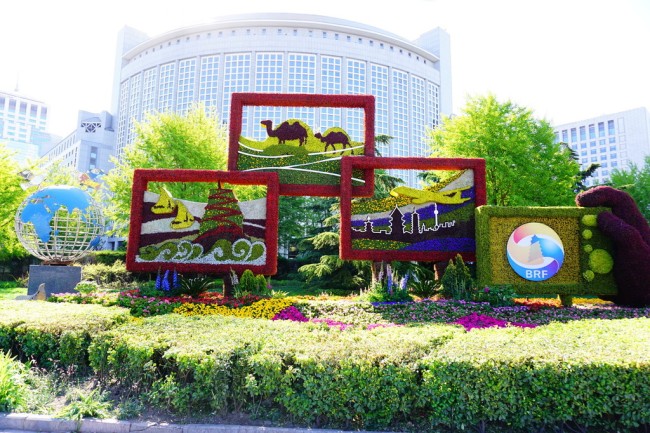 Flower beds have been prepared by gardeners in Beijing on the theme of the Belt and Road Initiative, on Sunday, April 14, 2019.  [Photo: IC]