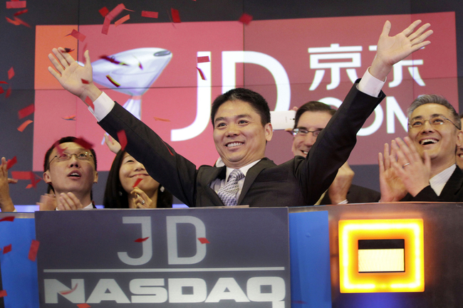 In this file photo taken May 22, 2014, Liu Qiangdong, also known as Richard Liu, CEO of JD.com, raises his arms to celebrate the IPO for his company at the Nasdaq MarketSite, in New York. A woman who said she was raped by Liu filed a lawsuit Tuesday, April 16, 2019, against the billionaire and his company alleging he and other wealthy Chinese executives coerced her to drink during a dinner in the hours before she was attacked. [Photo: AP/Mark Lennihan]