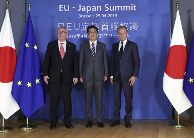 Japan's Prime Minister Shinzo Abe, center, poses with European Commission President Jean-Claude Juncker, left, and European Council President Donald Tusk during an EU-Japan summit at the European Council building in Brussels, Thursday, April 25, 2019. [Photo: AP]