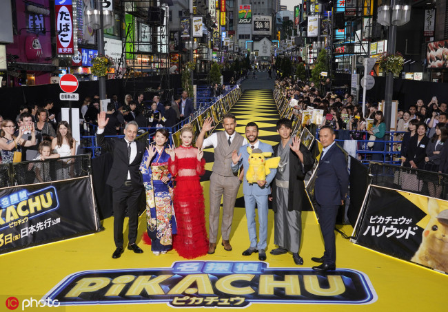 (L-R) Director Rob Letterman, actress Marie Iitoyo, actress Kathryn Newton, actor Ryan Reynolds, actor Justice Smith, actor Ryoma Takeuchi and actor Ken Watanabe attend world premiere of the movie "Pokemon Detective Pikachu" held at Kabukicho entertainment district of Tokyo, Japan on April 25, 2019. The movie will be screened in Japan on May 3. [Photo: IC]
