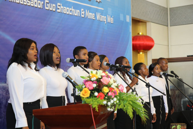 Artists entertain audiences at a welcoming reception held for the new Chinese Ambassador to Zimbabwe Guo Shaochun to mark his assumption of office on Thursday, April 25, 2019. [Photo: China Plus/Gao Junya]