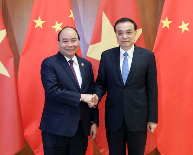 Chinese Premier Li Keqiang meets with Vietnamese Prime Minister Nguyen Xuan Phuc in Beijing on Friday, April 26, 2019. [Photo: Gov.cn] 