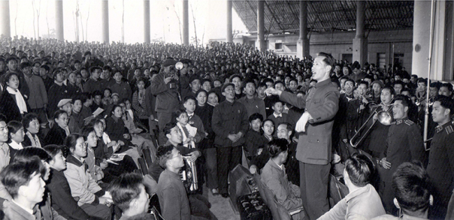 Li Huanzhi conducting a choir. The photo was taken during the founding period of the China National Traditional Orchestra in 1960. [Photo Courtesy of Li Dakang]