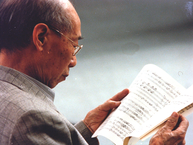 Li Huanzhi reading music sheet in 1999. [Photo Courtesy of Li Dakang]