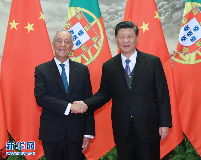 Chinese President Xi Jinping (R) and Portuguese President Marcelo Rebelo de Sousa 