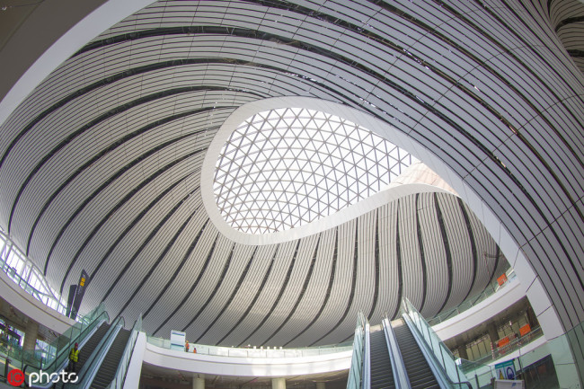 The photo taken on April 26 shows the ceiling(天花板 tiānhuābǎn) of the nearly completed Beijing Daxing International Airport. The interior(内部 nèibù) decoration(装饰 zhuāngshì) of the airport is drawing to an end and the airport is scheduled to open for use at the end of September. [Photo: IC]
