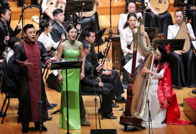 Wu Lin (the instrumentalist in red) playing the konghou for Li’s work ‘Kong Hou Yin’ in the concert held by CNTO on March 6th, 2019. [Photo Courtesy of CNTO]