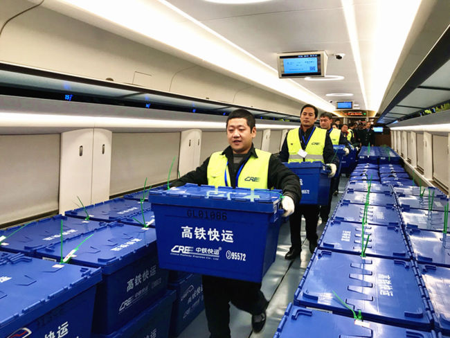 Workers are packing deliveries. [File photo: IC]