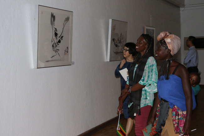 Visitors enjoy the art works displayed at the Second Belt and Road Afro-Sino Art Exhibition. The exhibition is launched the National Gallery of Zimbabwe on Monday, April 29, 2019. [Photo: China Plus/Gao Junya]