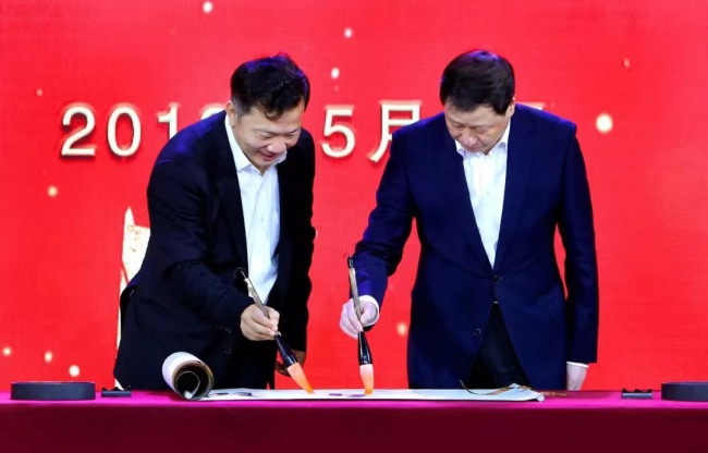The president of China Media Group,Shen Haixiong (L), and the mayor of Shanghai, Ying Yong (R), attended the launch of the 5G+4K+AI media laboratory on Sunday.[Photo: CCTV]