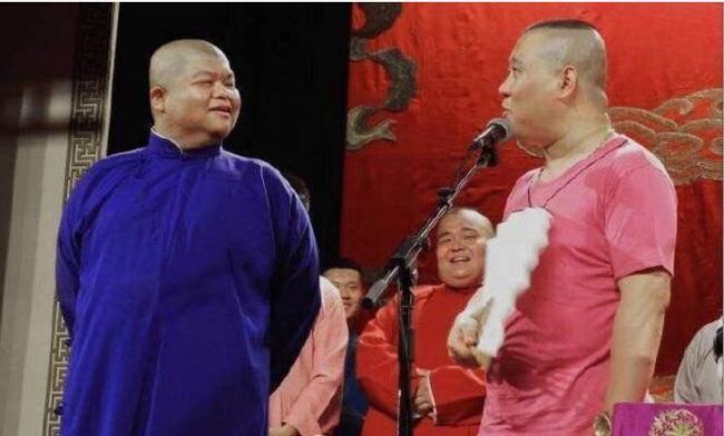 Wu Shuai (left) performs with Guo Degang, a Chinese renowned cross talk comedian. [Screenshot: China Plus]