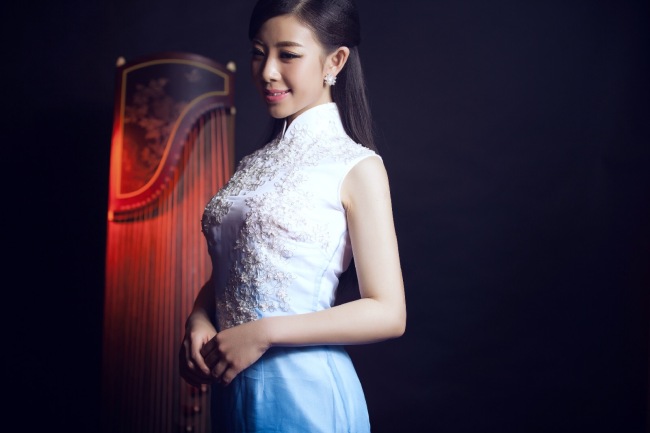 Shang Jingya is a young guzheng player with the Beijing Peking Opera Theatre. [Photo：courtesy of Shang Jingya]