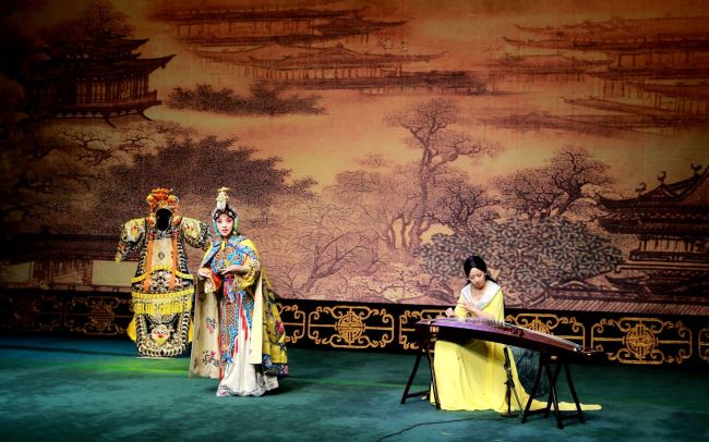 Stage photo of the guzheng version of Farewell My Concubine [Photo：courtesy of Shang Jingya]