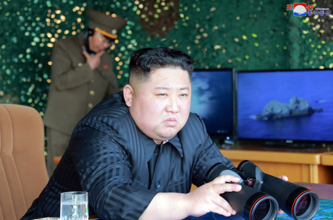 This picture taken on May 4, 2019 and released from the official Korean Central News Agency (KCNA) on May 5, 2019 shows Kim Jong Un, top leader of the Democratic People's Republic of Korea (DPRK), supervising a strike drill. [Photo: /KCNA VIA KNS/AFP]