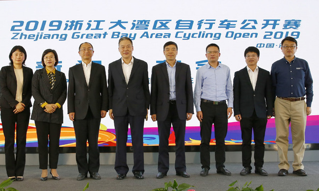 Members of Zhejiang Sports Bureau and event organizers pose for pictures as they annouce the schedule of the 2019 Zhejiang Great Bay Area Cycling Open in Hangzhou on May 9, 2019. [Photo provided to China Plus]