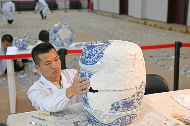 Experts repair the cultural relics unearthed in Yuanmingyuan. [Photo: IC]