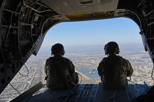 U.S. crew members conduct overflight observations during a Chinook helicopter flight from the Baghdad Diplomatic Support Center to the Green Zone, in support of a visit by U.S. Acting Defense Secretary Patrick M. Shanahan, Baghdad, Iraq, Feb. 12, 2019. [File Photo: IC]