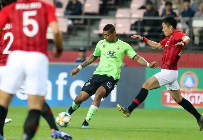 Ricardo Lopes of Jeonbuk Hyundai Motors (C) takes a shot against Urawa Red Diamonds during their Group G match in the Asian Football Confederation (AFC) Champions League at Jeonju World Cup Stadium in Jeonju, South Korea, 24 April 2019. [Photo: IC]