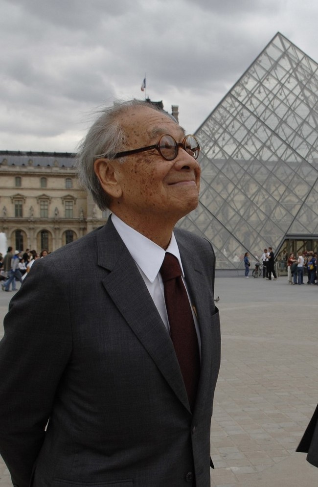 Chinese architect of the Louvre Pyramid Ieoh Ming Pei smiles in the Napoleon courtyard of the Louvre museum in Paris on June 22, 2006. [Photo: AFP]