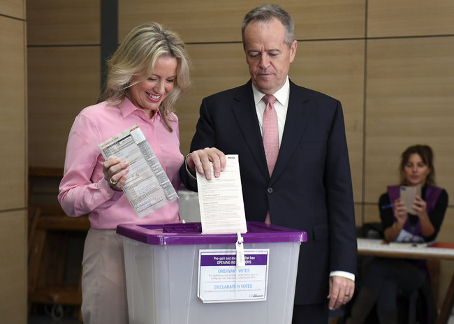 Opposition Labor leader Bill Shorten (R) and his wife Chloe (L) cast their vote in Australia's general election, in Melbourne on May 18, 2019.[Photo: AFP/WILLIAM WEST]