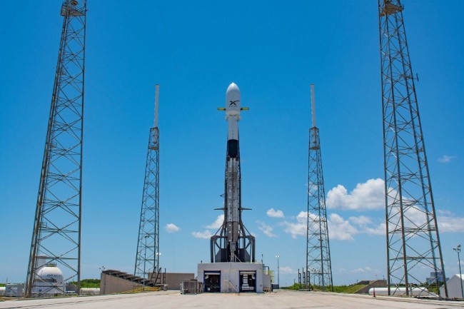 This handout photo released by SpaceX on May 16, 2019 shows Falcon 9 ready for the second launch tentative of 60 Starlink satellites from Space Launch Complex 40 at Cape Canaveral Air Force Station in Cape Canaveral, Florida. [Photo: AFP/ SPACEX]