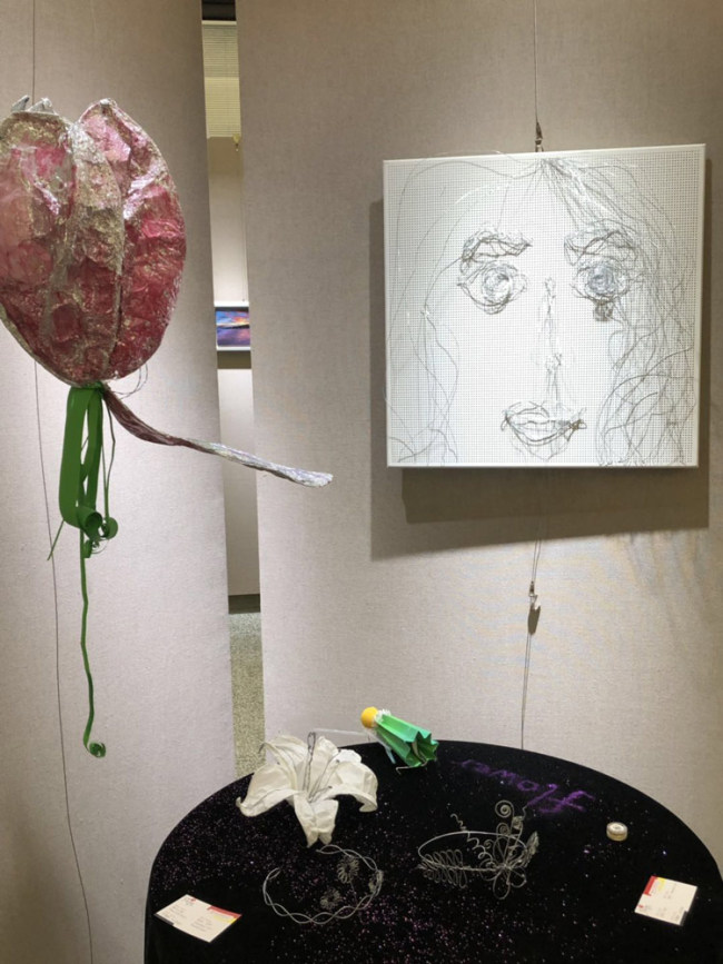 An installation artwork, made of aluminum wire and tinfoil, is now on display at a student art exhibition in Beijing Royal School, which runs from May 22 to June 23, 2019.[Photo: China Plus]