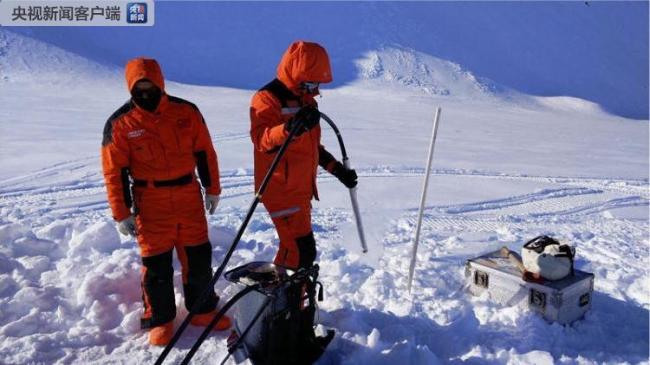 Glaciologists drill ice with steam ice drill. [Photo: cctv.com]